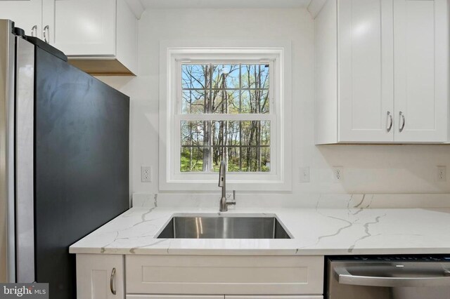 kitchen with dark wood-style floors, appliances with stainless steel finishes, a kitchen island, and white cabinets