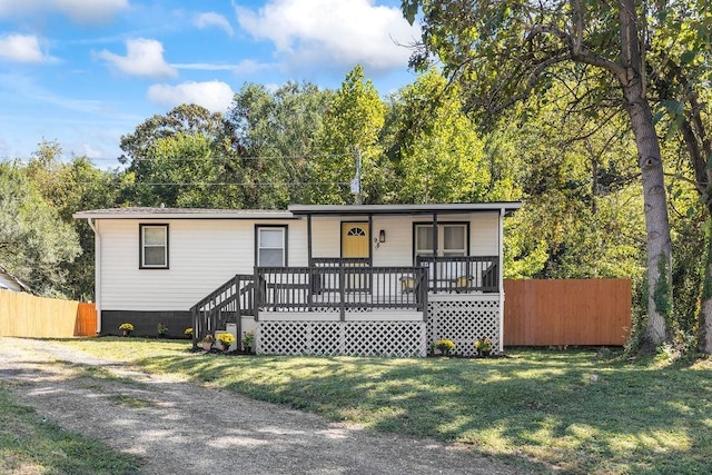 view of front of house featuring a porch and a front yard