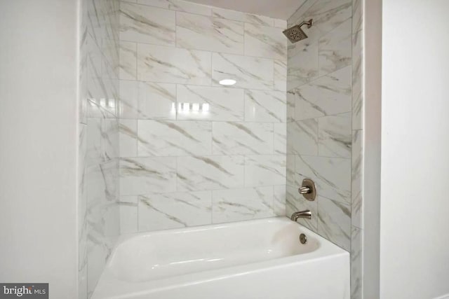 bathroom featuring tiled shower / bath combo