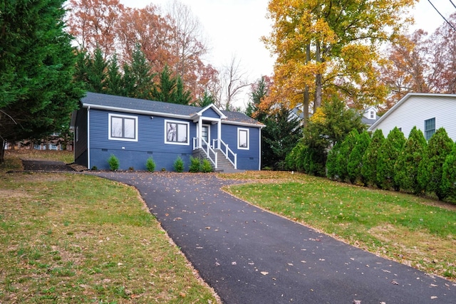 view of front facade with a front lawn