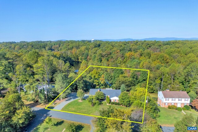 birds eye view of property featuring a forest view