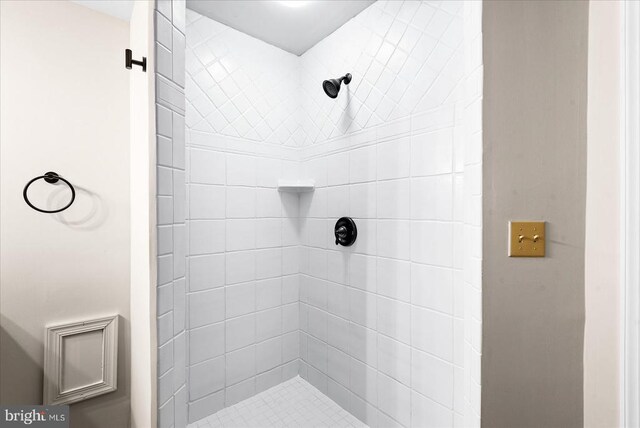 bathroom featuring tiled shower