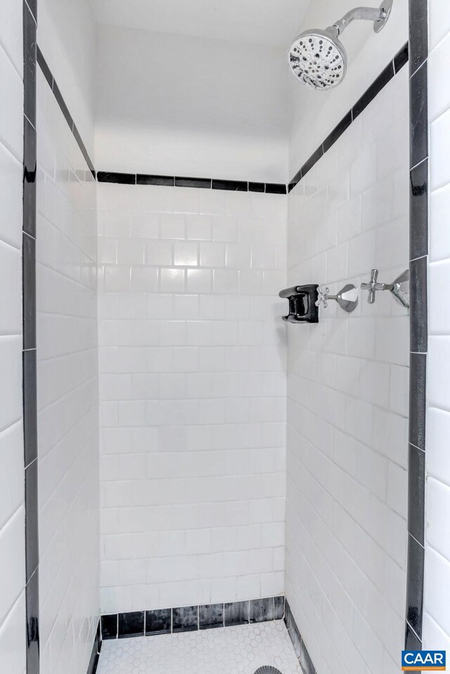 bathroom featuring tiled shower