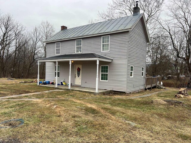 view of front of property featuring a patio and a front yard