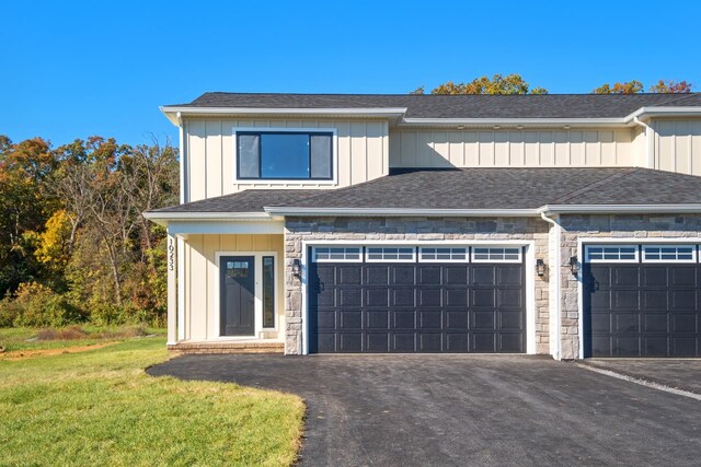 view of front facade featuring a garage and a front yard