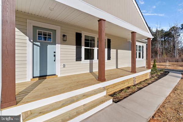 property entrance featuring a porch