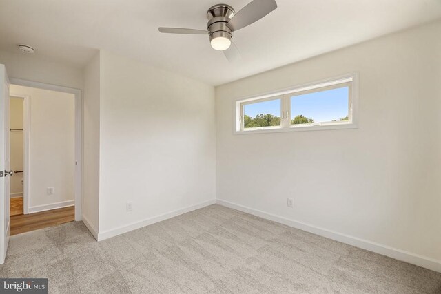 carpeted empty room featuring ceiling fan