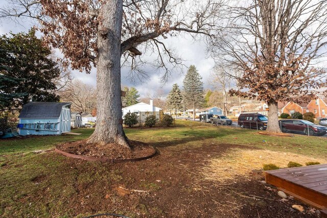 view of yard featuring a storage shed