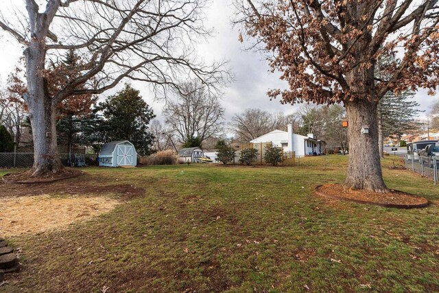 view of yard featuring a storage shed