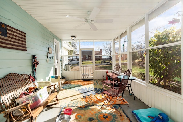 sunroom with ceiling fan