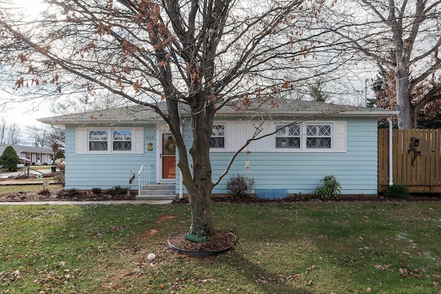 view of front facade featuring a front lawn