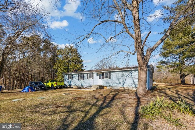 view of front of property with a front yard