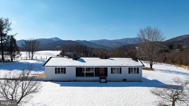 ranch-style home featuring a mountain view