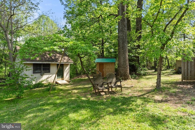 view of yard featuring a storage unit and an outdoor structure