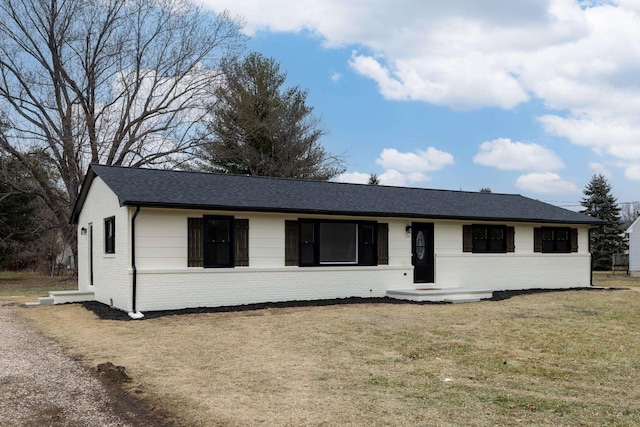 ranch-style house featuring a front yard