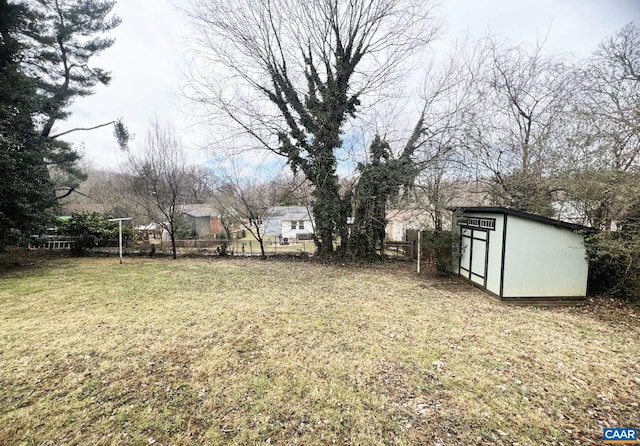 view of yard featuring a storage unit