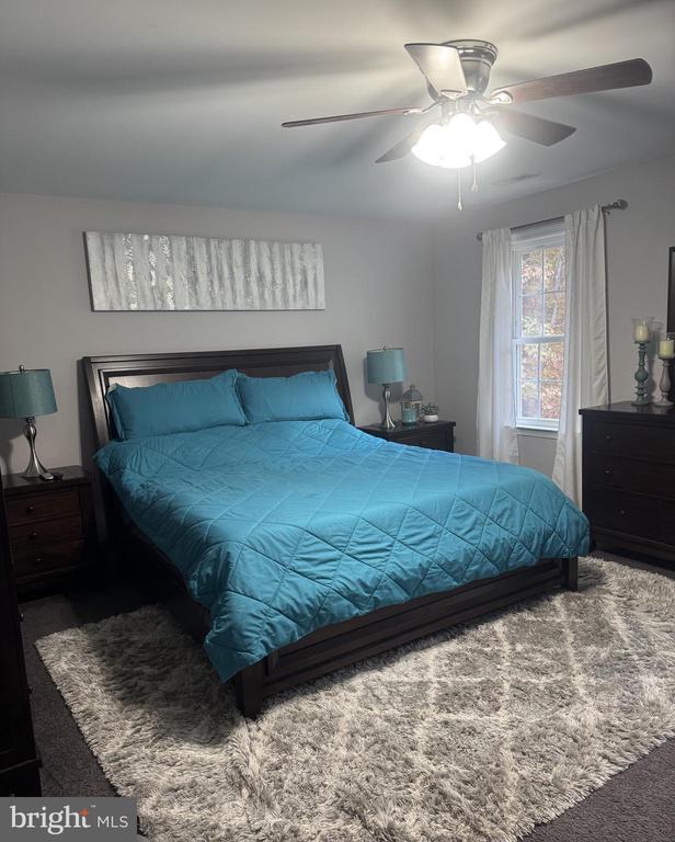 carpeted bedroom with ceiling fan