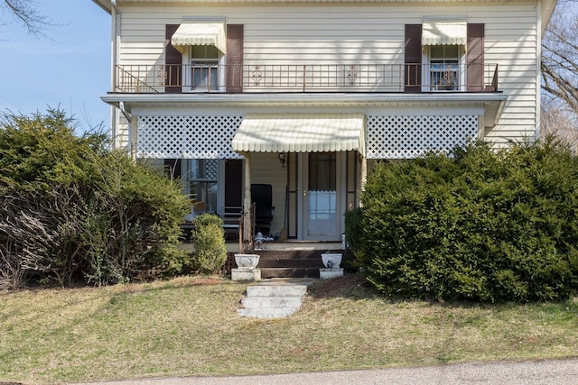 view of front facade featuring a balcony