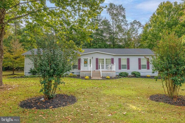 view of front of home with a front lawn