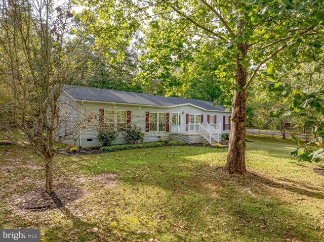 ranch-style home featuring a front lawn