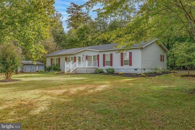 ranch-style house featuring a front yard