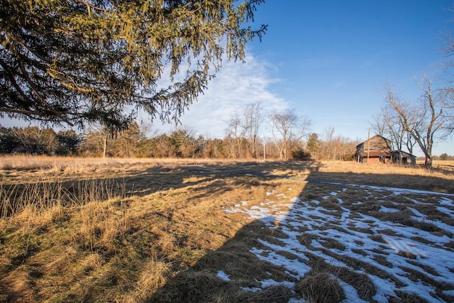 view of yard featuring a rural view