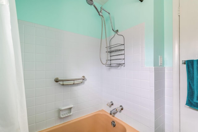 bathroom with shower / tub combo