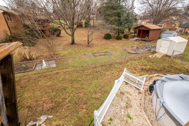 view of yard featuring a shed