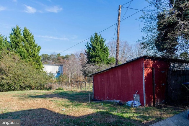 view of yard with an outdoor structure