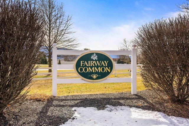 community / neighborhood sign featuring a yard