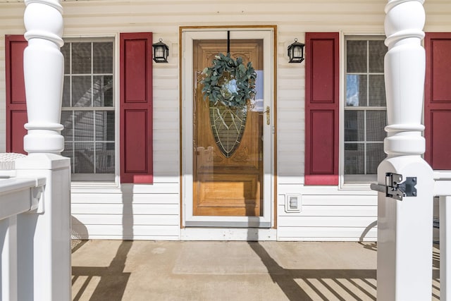 entrance to property featuring covered porch