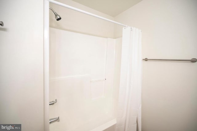 bathroom with shower / bath combo