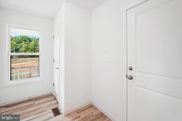 entryway featuring visible vents, plenty of natural light, baseboards, and light wood-style flooring