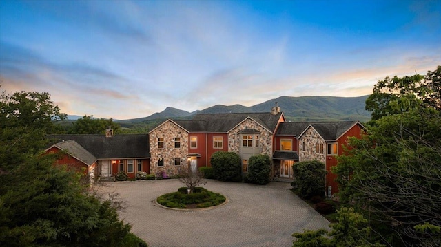 view of front of property featuring a mountain view