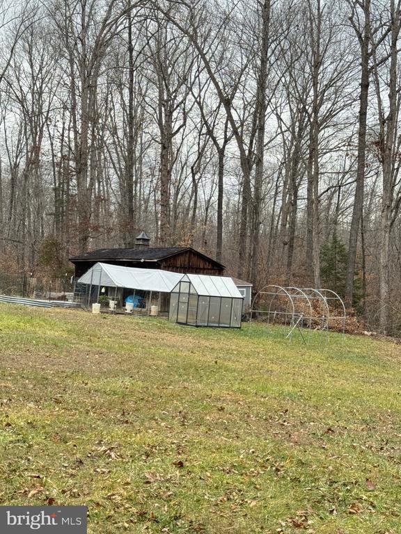 view of yard featuring an exterior structure and an outdoor structure