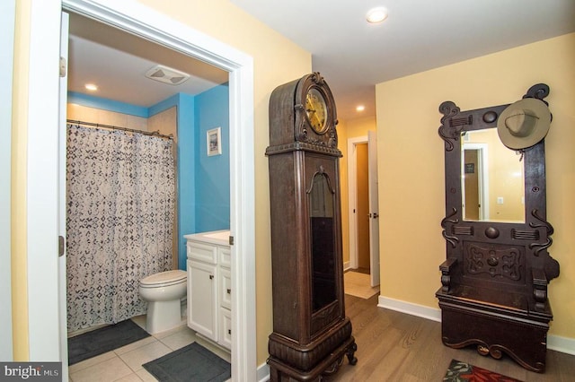 full bathroom featuring recessed lighting, curtained shower, toilet, vanity, and baseboards