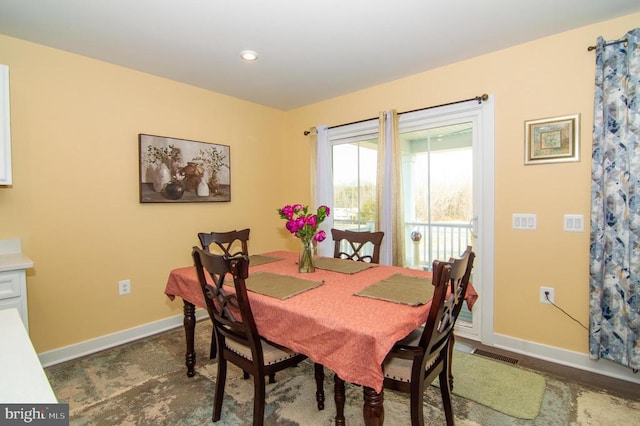 dining area with baseboards, visible vents, and recessed lighting