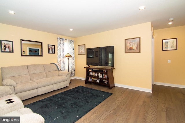 living room with recessed lighting, wood finished floors, and baseboards