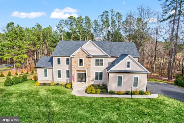 view of front of property featuring driveway and a front lawn