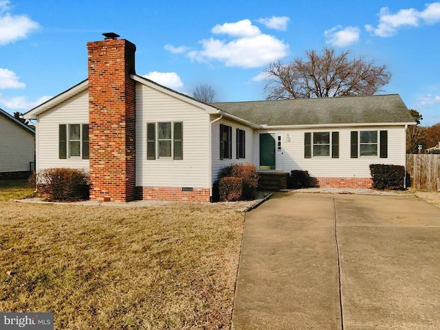 single story home with a front lawn