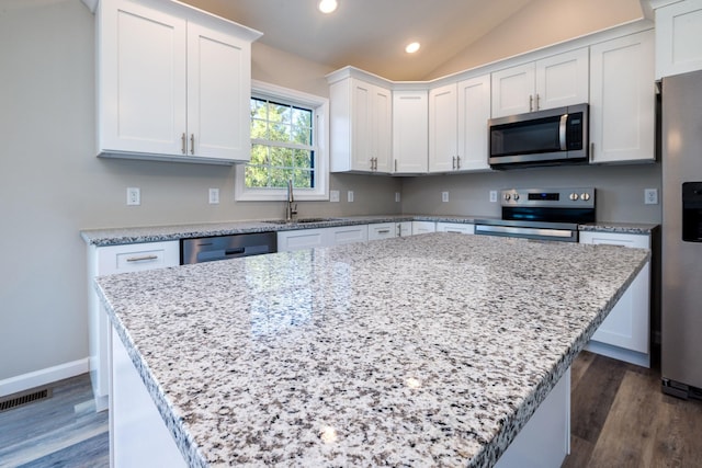 kitchen featuring appliances with stainless steel finishes, a sink, recessed lighting, dark wood-type flooring, and visible vents