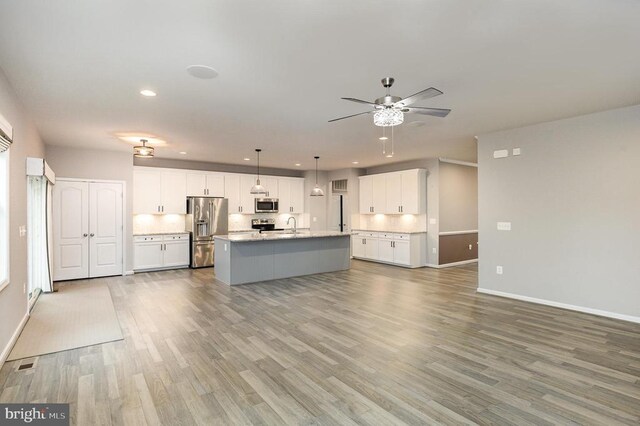 kitchen featuring visible vents, backsplash, appliances with stainless steel finishes, and ceiling fan