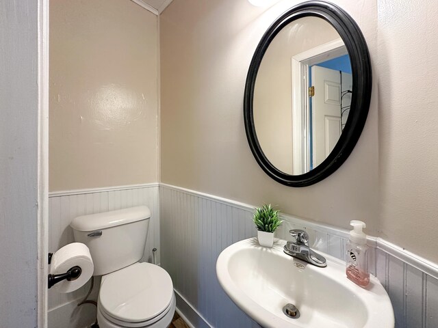 bathroom featuring sink and toilet