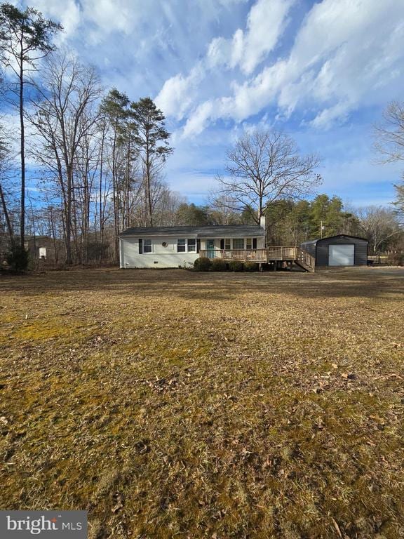 view of front of house featuring an outbuilding and a front lawn