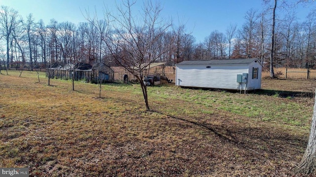 view of yard featuring a storage unit