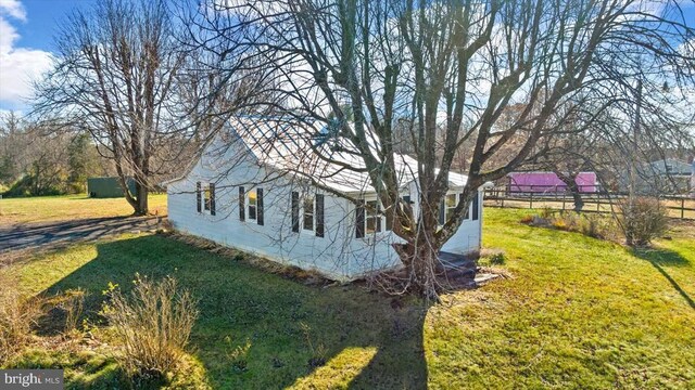 view of side of property featuring a lawn