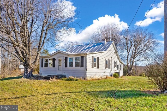 view of front of property featuring a front yard and solar panels