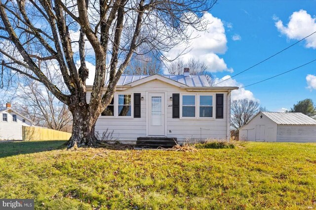 view of front of house featuring a front lawn