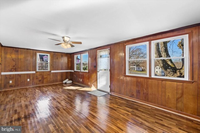 spare room with dark wood-type flooring and ceiling fan