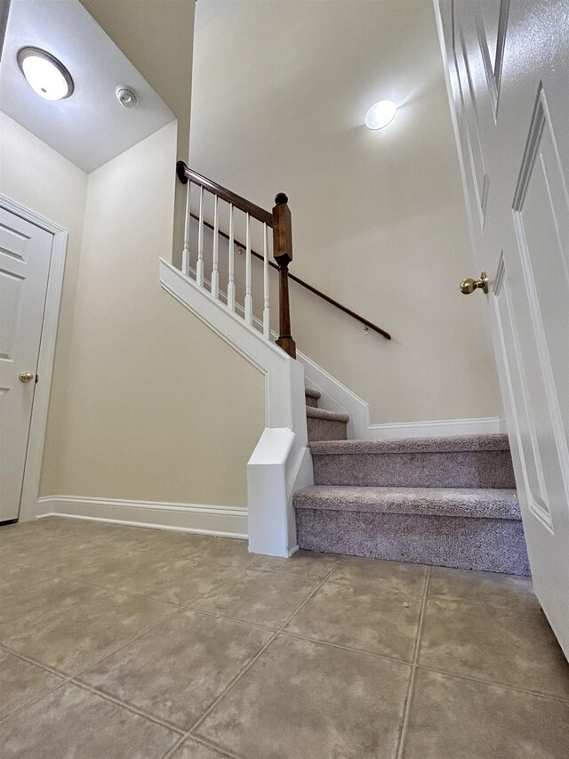 staircase featuring concrete floors